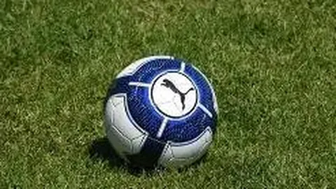 王一博赛车头盔中泪洒赛场，故障退赛引发泪崩之谜